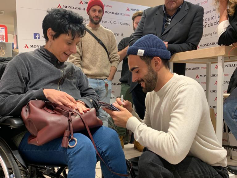 Marco Mengoni ad Arese: fan in delirio e divieto d’ingresso alla stampa