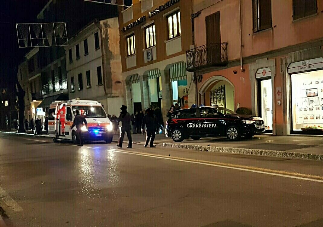 Litigano e poi lei lo accoltella a una mano