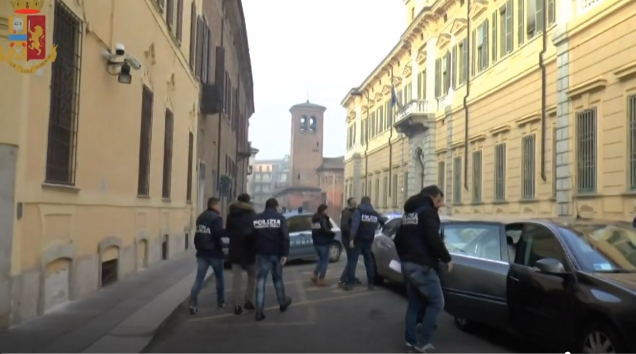 Caporalato, 3 euro l’ora per raccogliere abiti usati: un arresto nel Saronnese