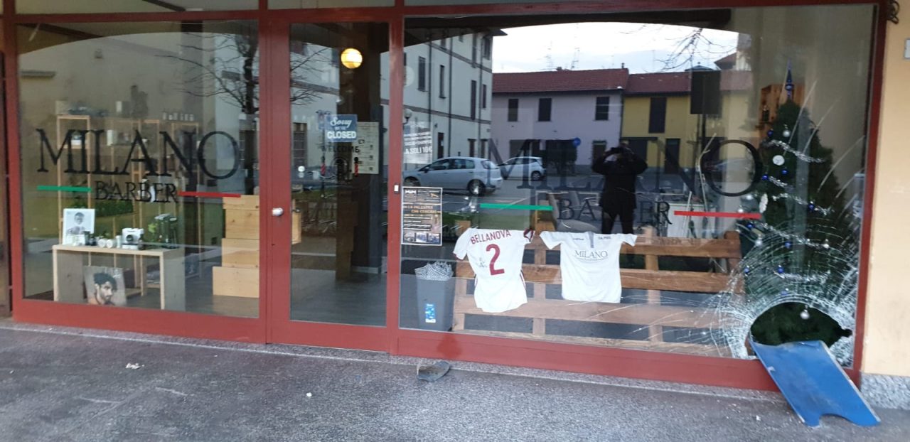 Vandali a Pogliano spaccano la vetrina di un negozio