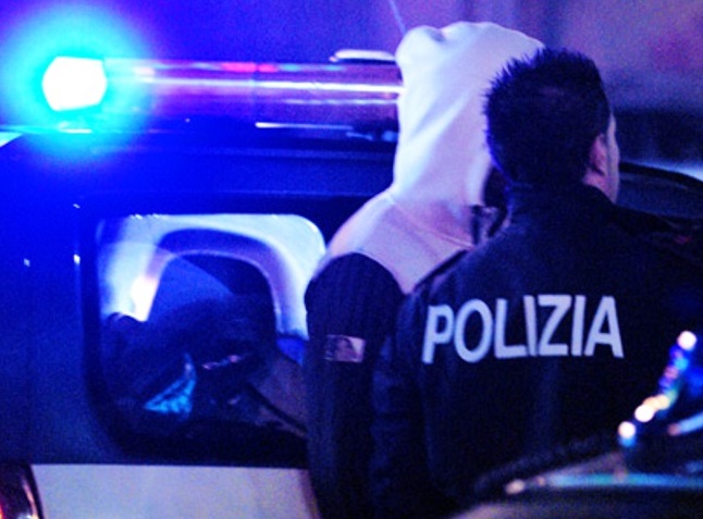 Picchia la madre in mezzo alla piazza a Rho, arrestato