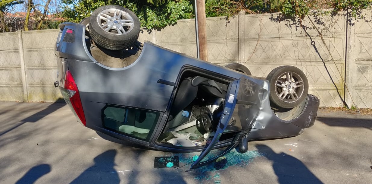 Si ribalta con la sua auto, paura per un anziano FOTO