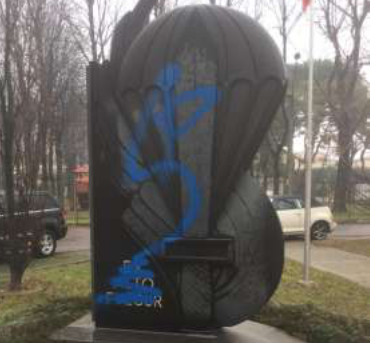 Vandali imbrattano il monumento ai paracadutisti a Saronno