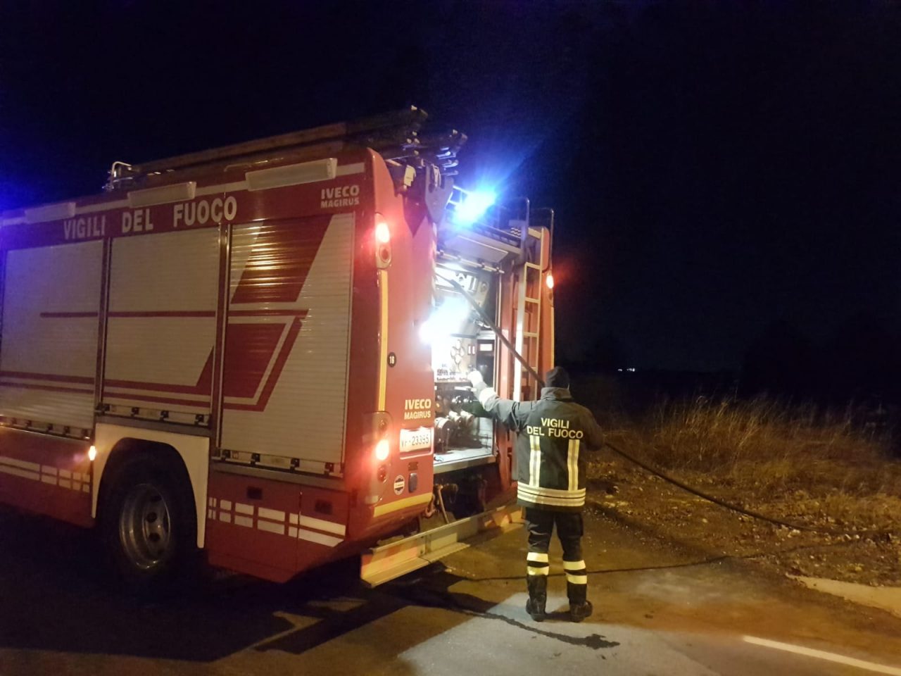 Incendio di sterpaglie a Bollate: pompieri in azione