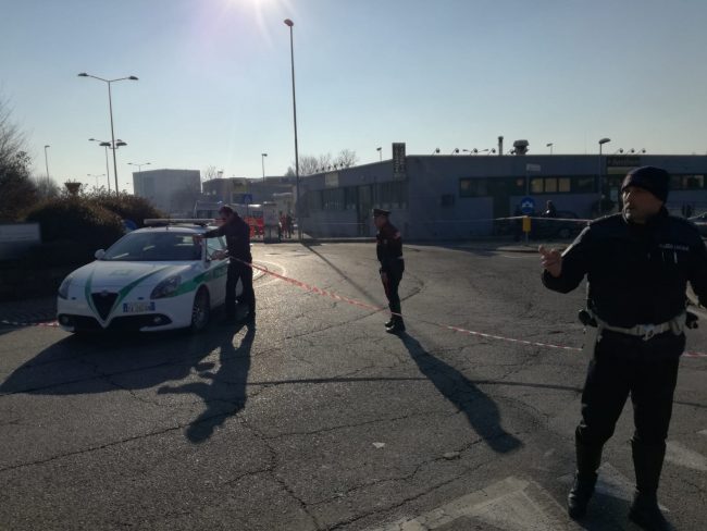 Sparatoria e assalto al portavalori, strada chiusa per pericolo di esplosivi