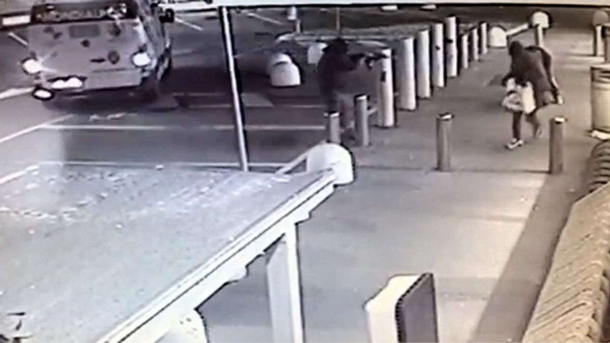 Rapina con pistole e kalashnikov INCREDIBILE VIDEO SHOCK