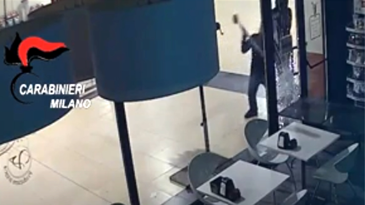 Bar in fiamme e furto: cinque arresti VIDEO