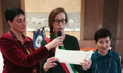 Bareggio: il sindaco premia la volontaria Edvige Marnati