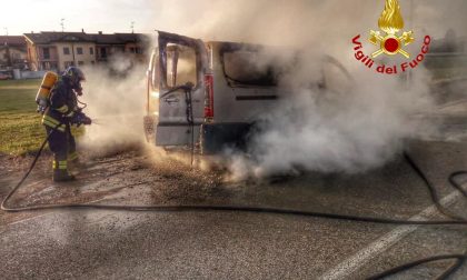 Camioncino in fiamme a Lainate FOTO