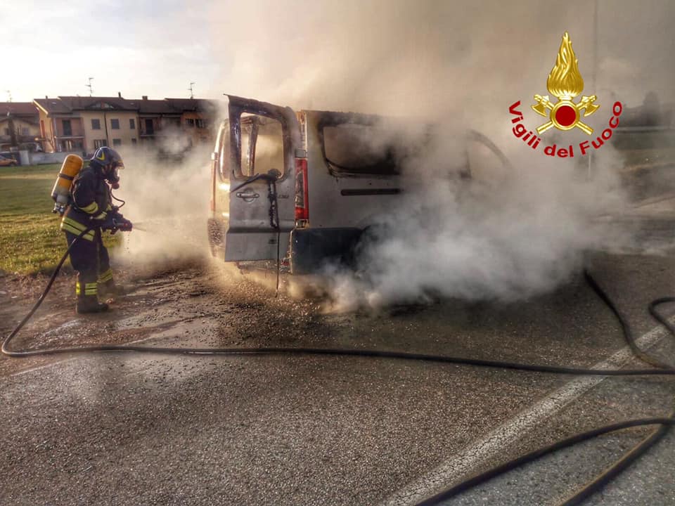 Camioncino in fiamme a Lainate FOTO