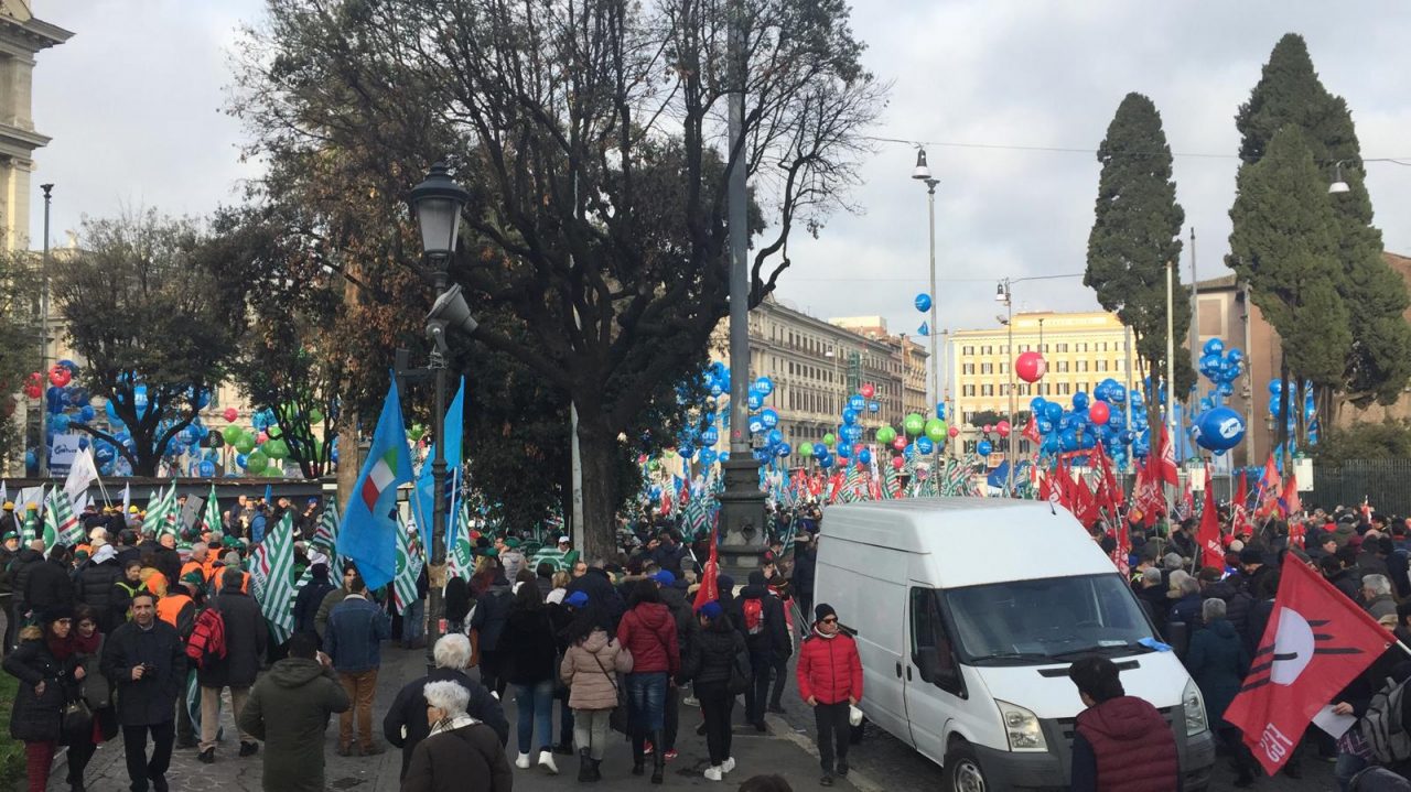 Sindacati uniti in piazza a Roma: in 2200 da Milano VIDEO