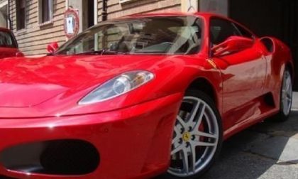 Ruba una Ferrari e la parcheggia sotto casa: denunciato