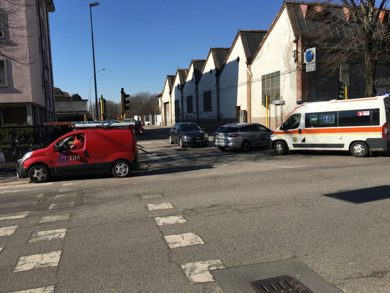 Scontro tra tre veicoli al semaforo di viale Sforza