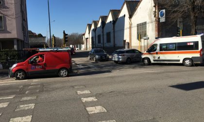 Scontro tra tre veicoli al semaforo di viale Sforza