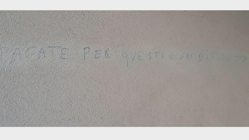 Scritta razzista a Melegnano sul muro di una famiglia che ha adottato un ragazzo senegalese