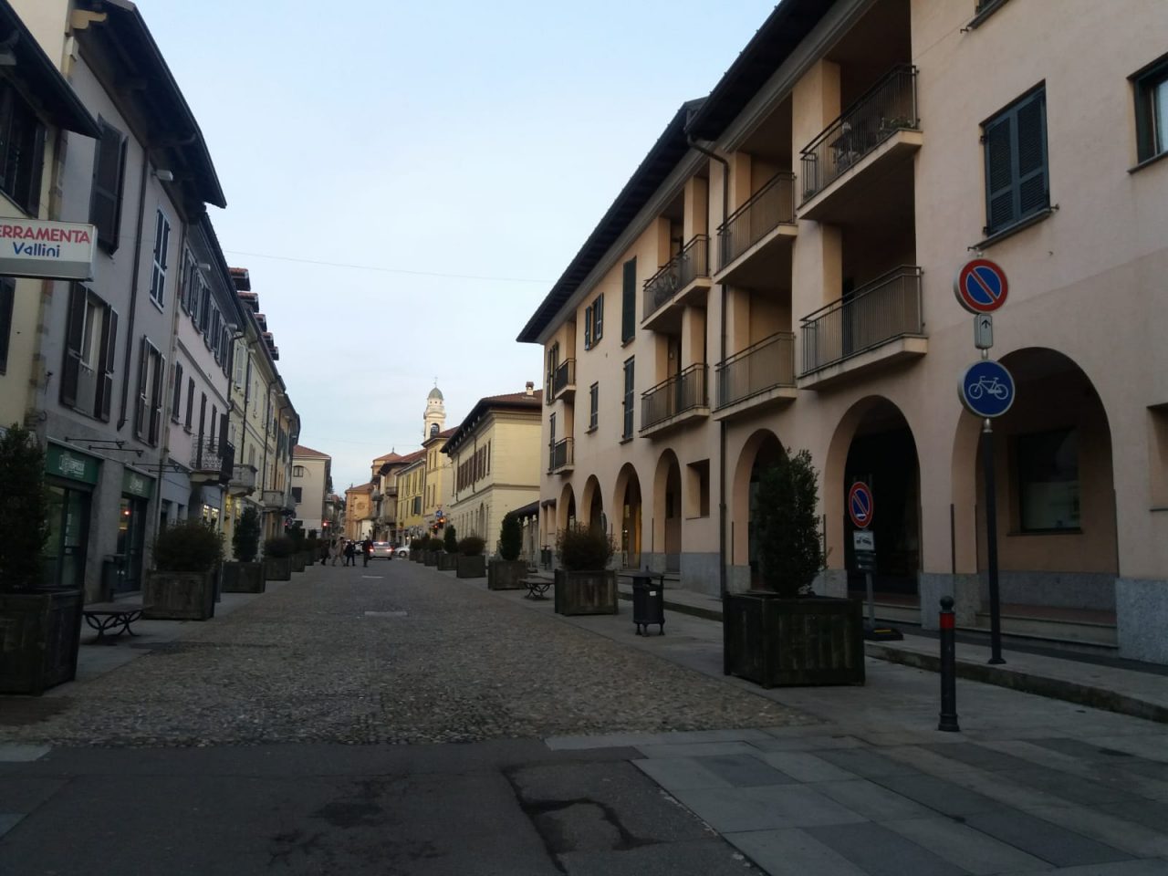 Via Cavour a Tradate, tornano le fioriere e arriva il disco orario