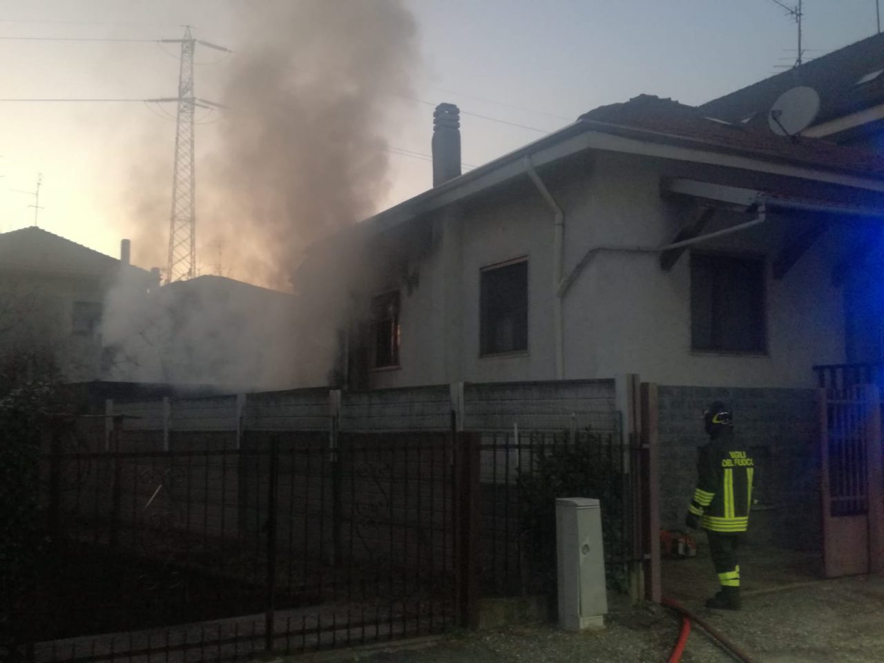 fiamme da un box a Rho