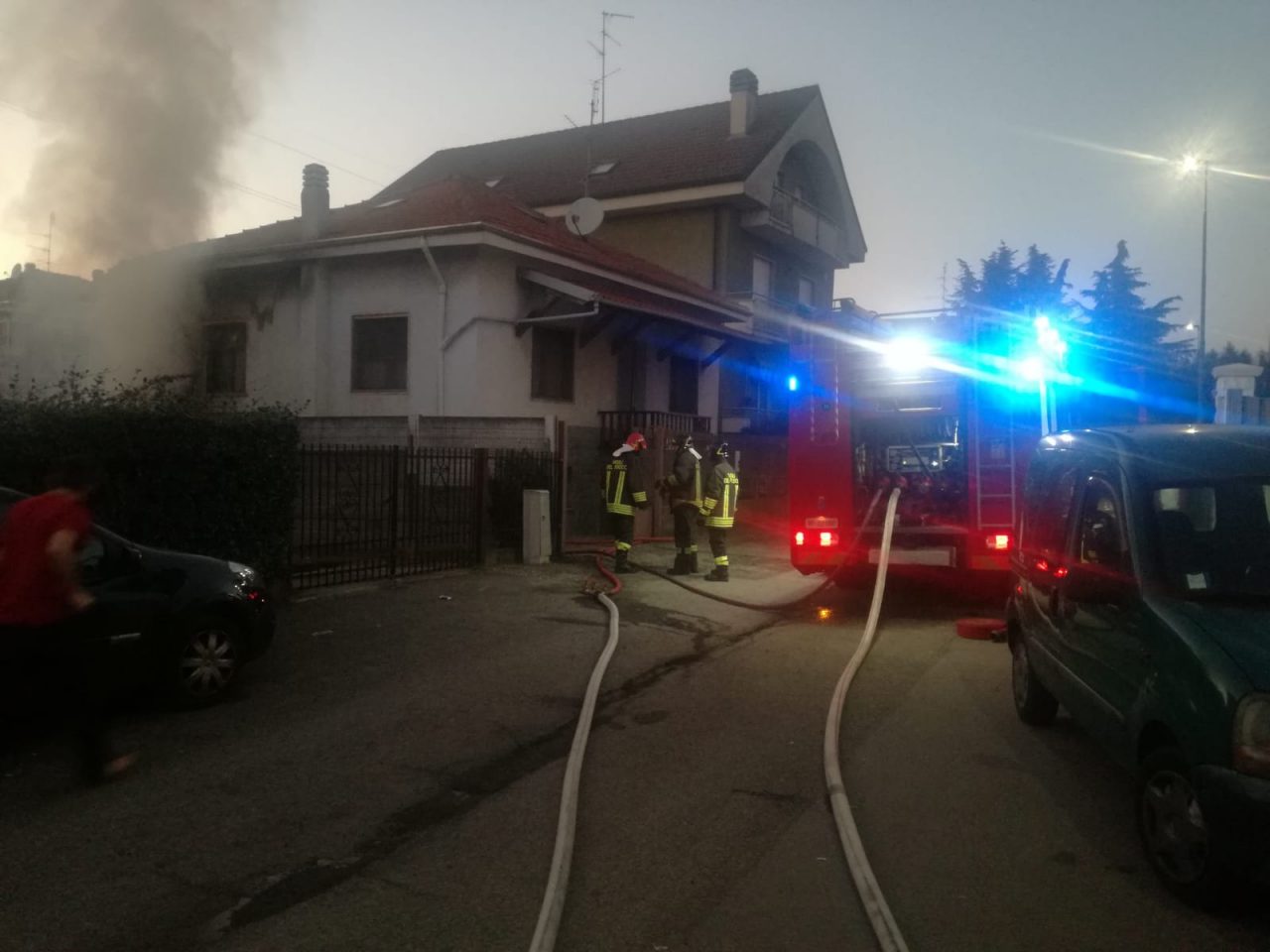 fiamme da un box a Rho