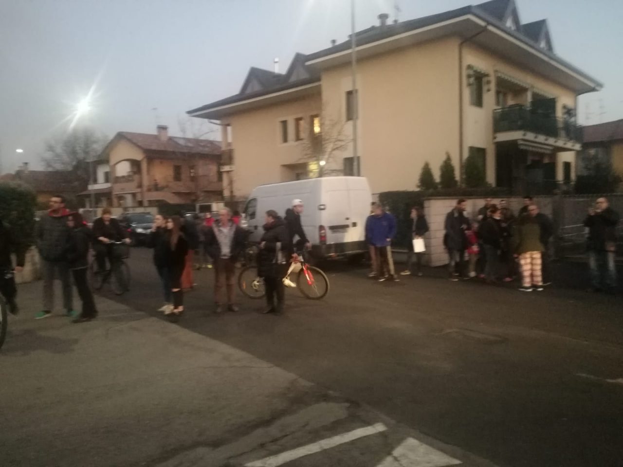 fiamme da un box a Rho
