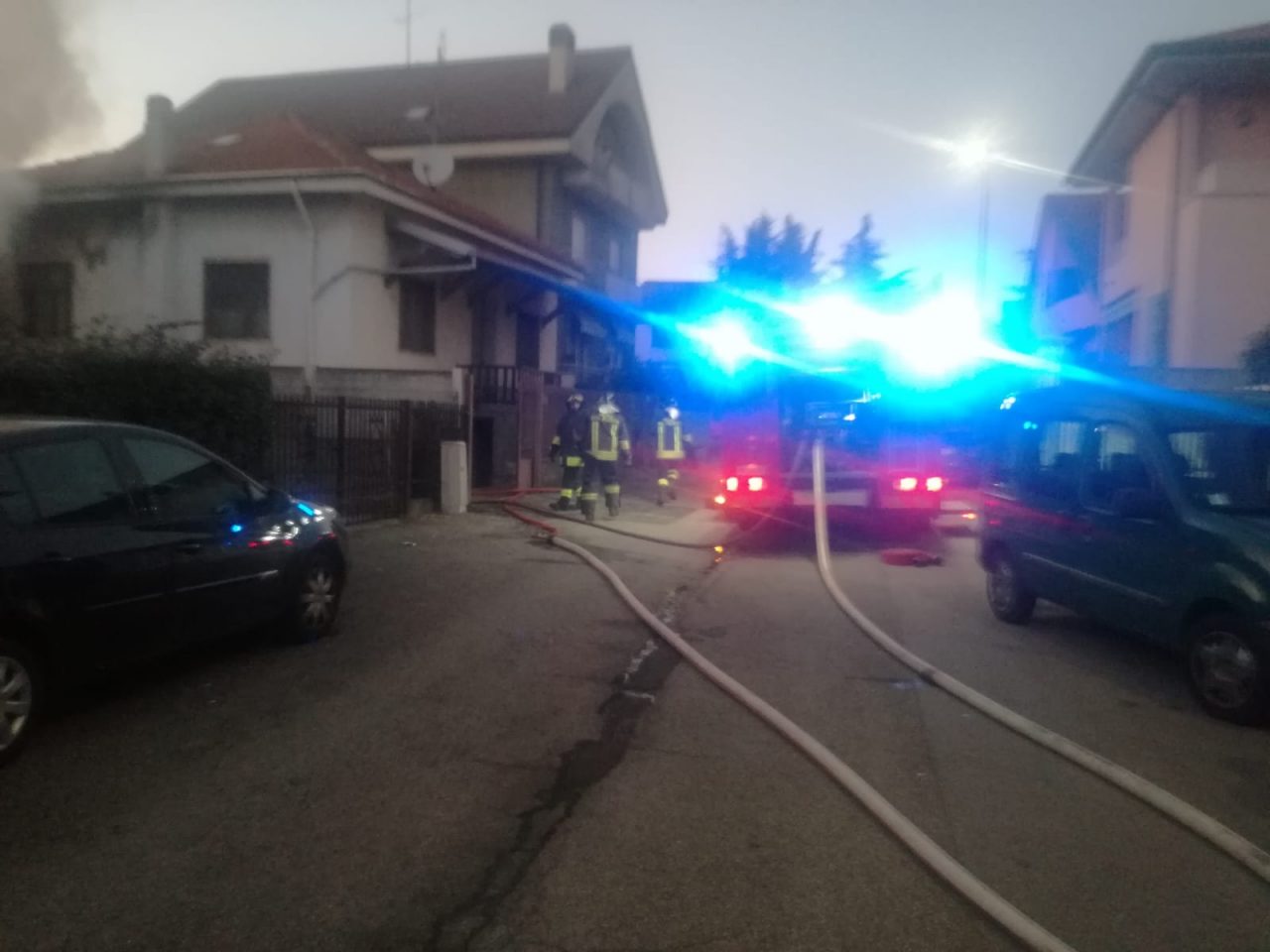 fiamme da un box a Rho