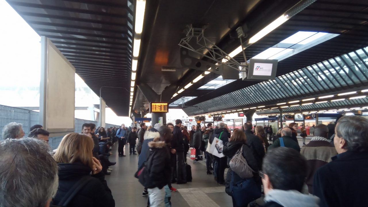 Treno fermo alla stazione di Rho: continuano i disagi