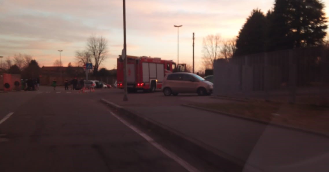 Puzza di gas a Villastanza: insegnanti fatte uscire da scuola
