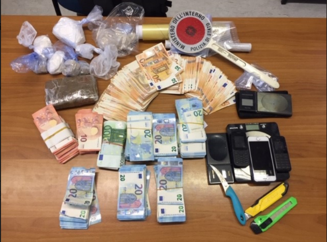 Blitz della Polizia in un box: trovati un chilo di eroina e 27mila euro