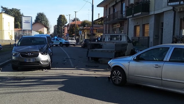 Incidente a Cerro Maggiore, quattro auto coinvolte