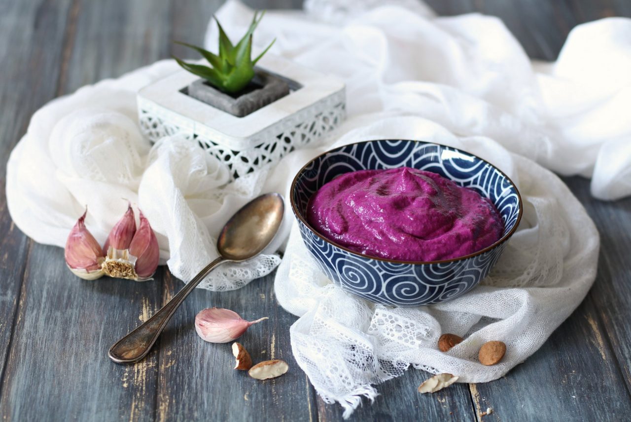 Crema di barbabietola mandorle e yogurt greco SAPORI A COLORI