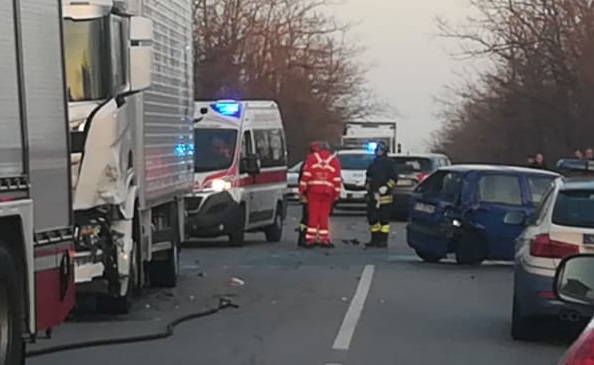 Incidente sulla Saronnese, coinvolto anche un camion FOTO