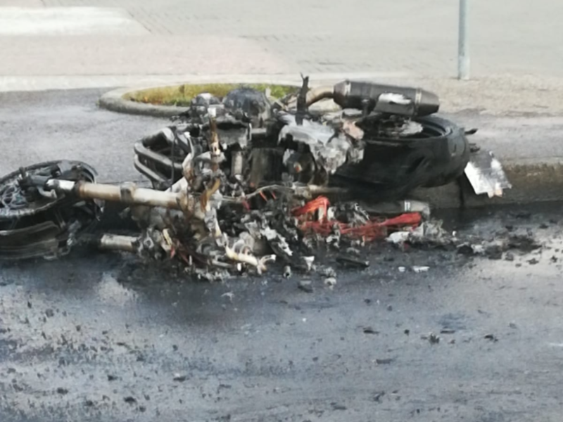 Centauro cade dalla moto e questa prende fuoco FOTO