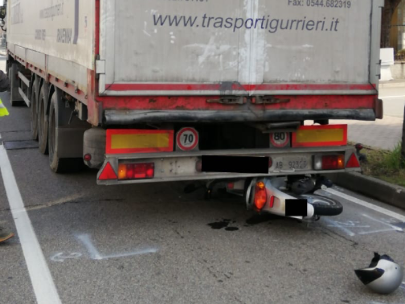 Anziano di 86 anni in scooter investito da un camion