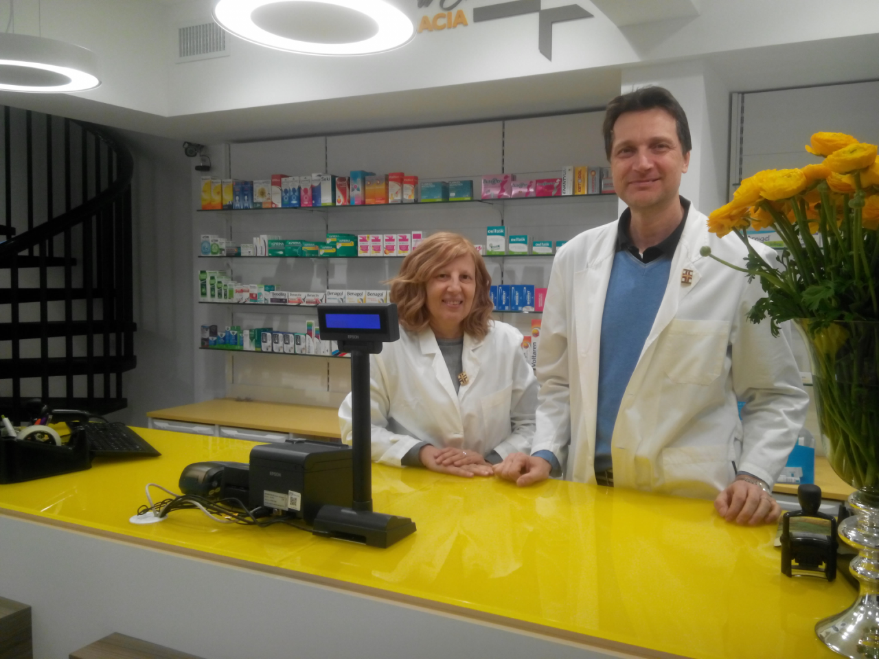 Col casco e le scarpe rosse tenta il colpo in farmacia
