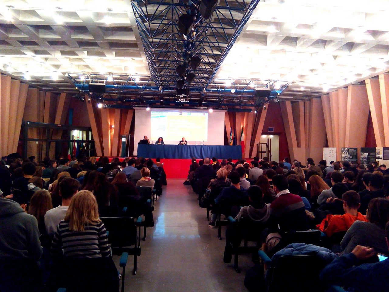 Il rischio povertà è dietro l’angolo per tanti di noi: riflessioni ed impegno di studenti dei licei