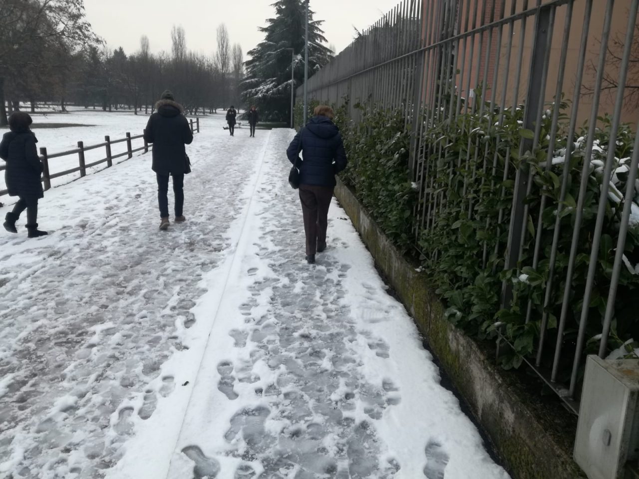 Al cimitero  di Rho si “pattina”, la denuncia dei cittadini