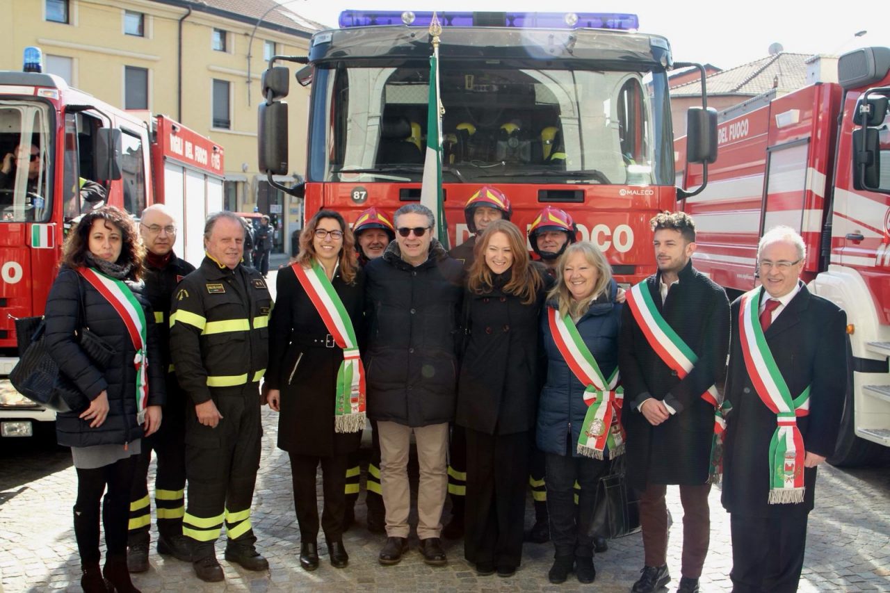 Il parroco benedice i camion dei vigili del fuoco
