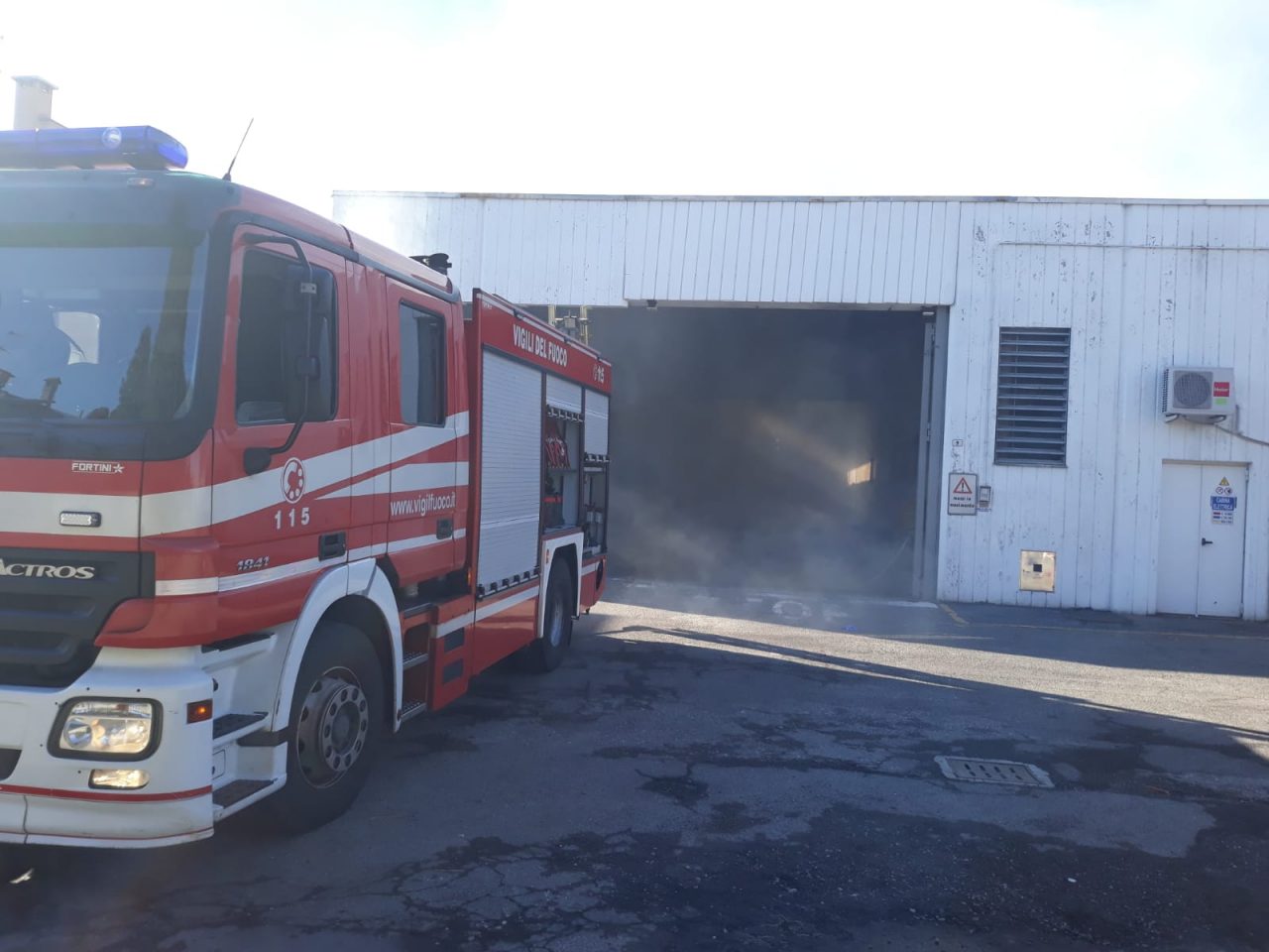 Fiamme al supermercato, soccorso un uomo