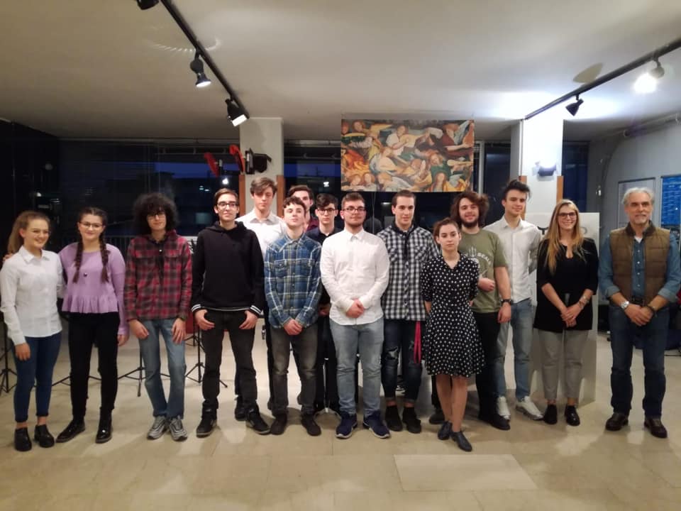 Le note del liceo musicale incantano l’ospedale