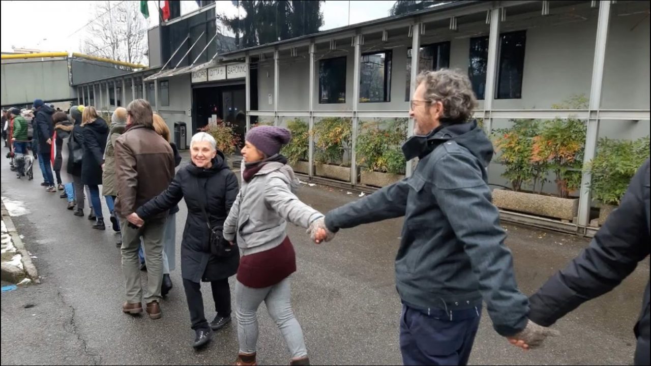 L’abbraccio di 400 persone in difesa dei diritti umani – FOTO