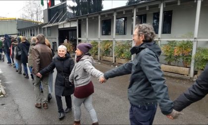 L’abbraccio di 400 persone in difesa dei diritti umani – FOTO