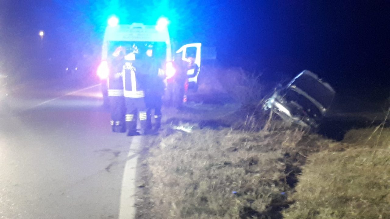 Finisce con l’auto in campo, paura a Parabiago