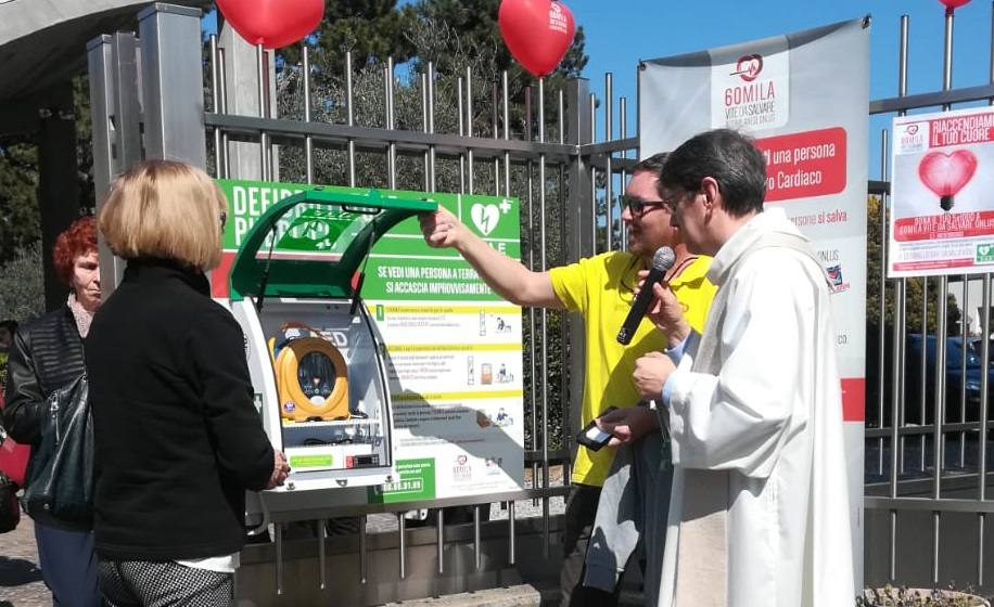 Defibrillatore inaugurato, si possono salvare vite fuori dalla chiesa FOTO