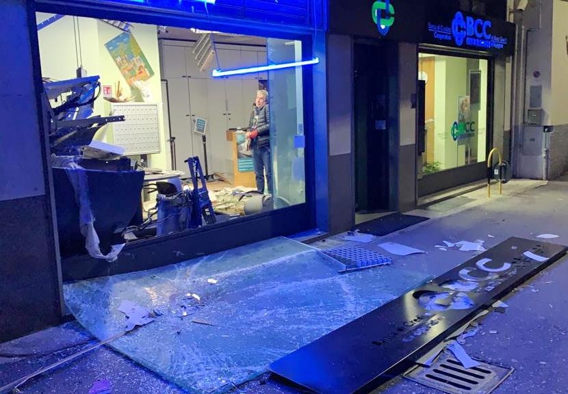 Fanno esplodere bancomat e fuggono sotto una pioggia di soldi