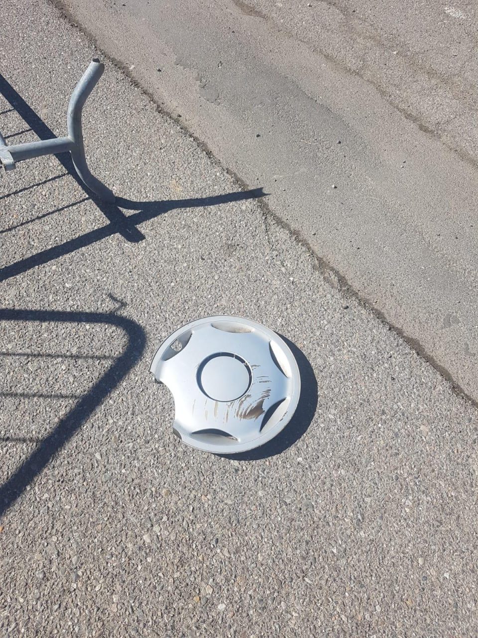 Auto travolge le transenne del Fellini: e se ne va