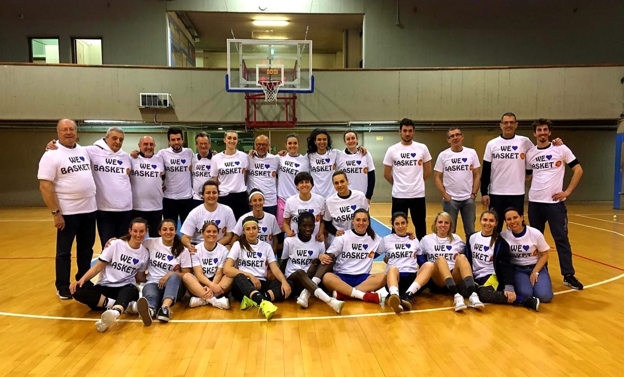 Dopo l’insulto razzista va in scena la “Partita della pace”