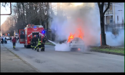 Auto in fiamme davanti all'ospedale di Abbiategrasso
