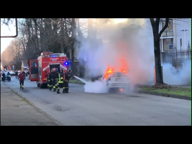 Auto in fiamme davanti all’ospedale di Abbiategrasso