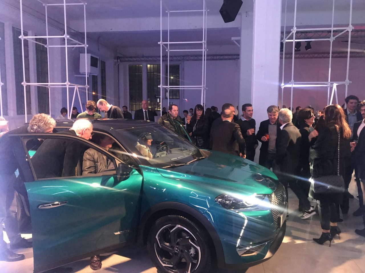 DS 3 Crossback si presenta nel cuore di Milano