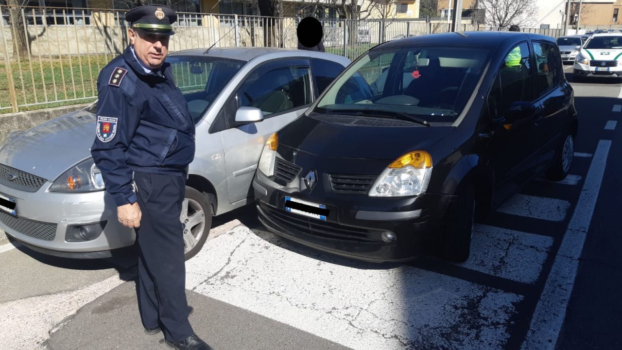 Malore alla guida, sbanda e danneggia tre auto FOTO
