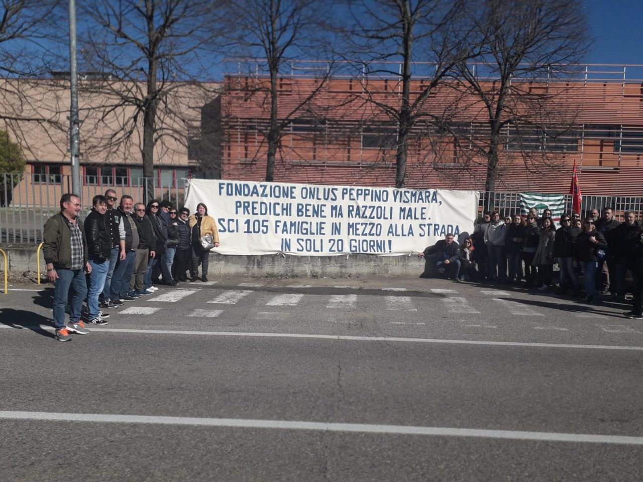 “Tessitura di Nosate”: lavoratori protestano davanti all’azienda FOTO